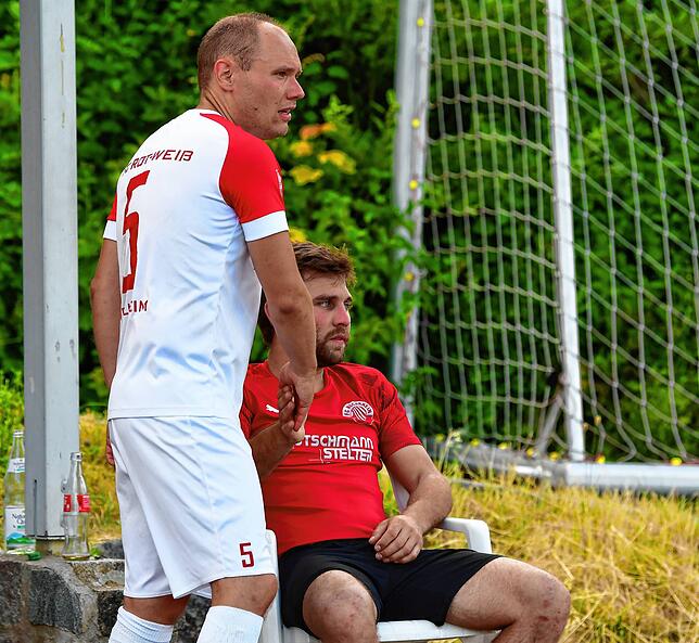 Trost: Alexander Rindt (links) muss mit dem FC RW Weilheim absteigen. Wahrscheinlich begleiten ihn Axel Peterhans und der FC Hochrhein, ...