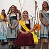 Die frisch gewählten Apfelhoheiten Marlene Löhle, Emelie Witzigmann und Lara Baur (vorn von links) werden in den nächsten zwei Jahren ...