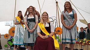 Die frisch gewählten Apfelhoheiten Marlene Löhle, Emelie Witzigmann und Lara Baur (vorn von links) werden in den nächsten zwei Jahren ...