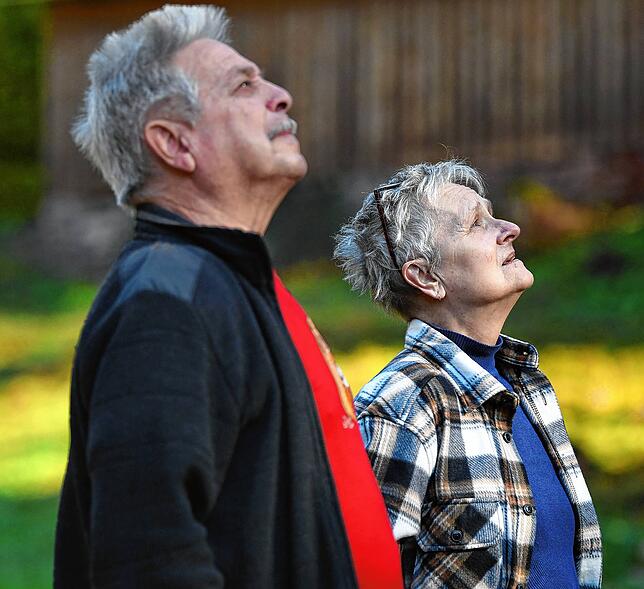 Rolf Gut vom Imkerverein Wehratal und Marion Grässlin wundern sich, dass mehr als zwei Wochen nach der Meldung beim LUBW die Hornissen ...