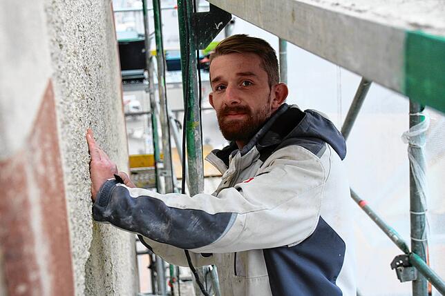 Malermeister Thomas Studinger begutachtet die Holzkonstruktion unter dem Putz