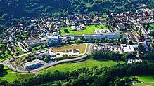 Das langgestreckte Novartis-Areal in Wehr – entlang der Bundesstraße 518. Rechts der mehrfach umgebaute Eiermann-Bau.
