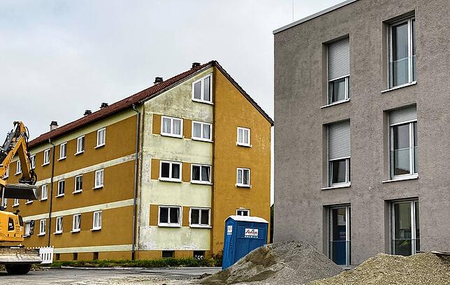 Alt neben neu: Das Gebäude Eintrachtstraße 22 (links) soll demnächst abgerissen werden.