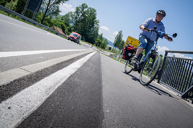 Rad und Fußweg östliche Seite der Brücke