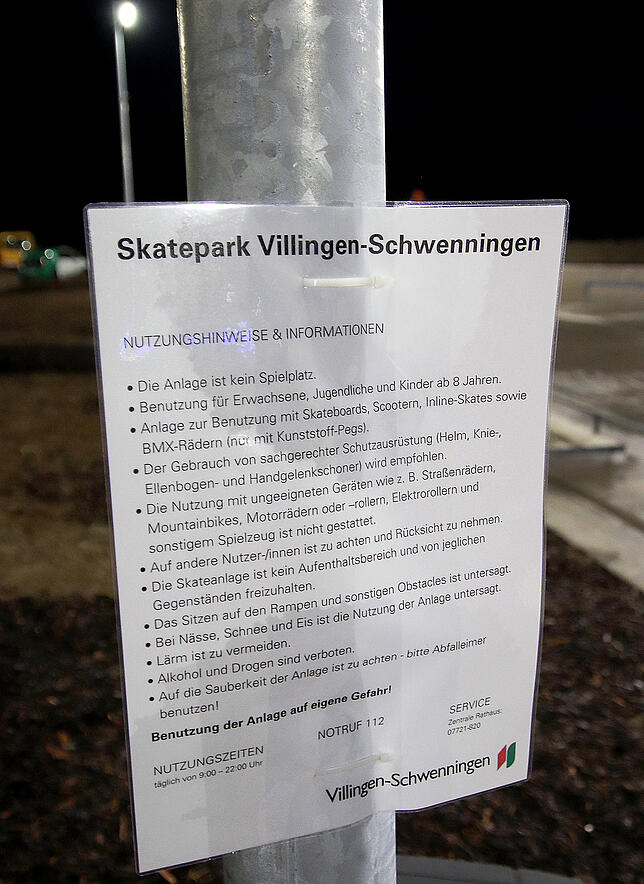 Die Platzregeln der Verwaltung hängen provisorisch an einem Lichtmasten.