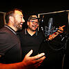 Die Jungs vom Bodensee mit Reiner Jäckle (links) und Alex Tylla im Studio von Stage Dive Records in Überlingen beim Einsingen ihres ...