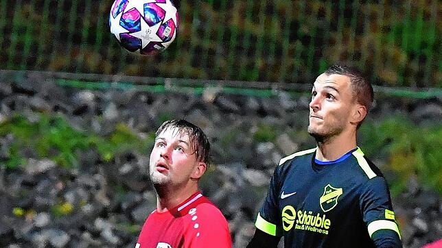 Nicht zu bremsen: Marvin Kalt (links, gegen Patrick Keller) hatte mit drei Toren einen großen Anteil am 5:2-Sieg des FC Schlüchttal ...