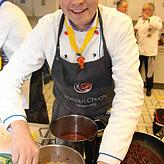 Fabian Meßmer ist der jüngste Koch in den Reihen der Romäus-Chuchi. Hier bereitet er eine Bündner Graupensuppe vor.