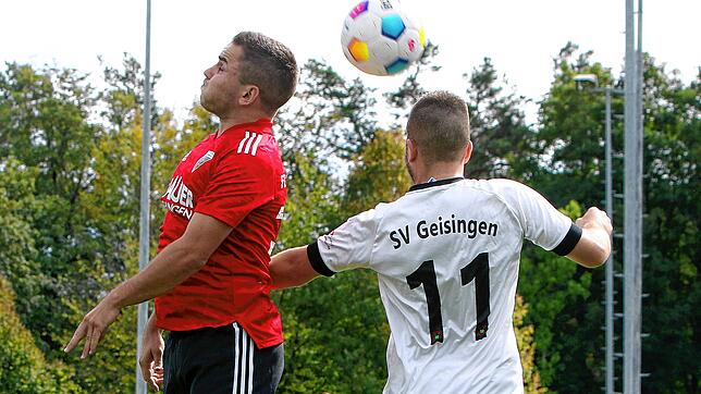 Okan Emir (rechts) möchte mit seinem SV Geisingen die Trendwende in der Landesliga einleiten.