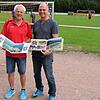 Charly Strauß und Olaf Thor freuen sich über ein perfektes Erinnerungsalbum über den Sportplatzumbau. Die ersten Wermutstropfen gibt es ...