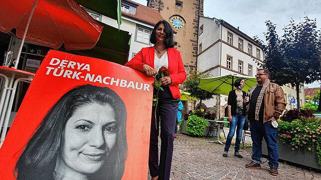 Rote Jacke, schwarze Hose. Ist das die geheime Wahlprognose von Derya Türk-Nachbaur. Ein Outfit, das viele Botschaften in sich trägt.