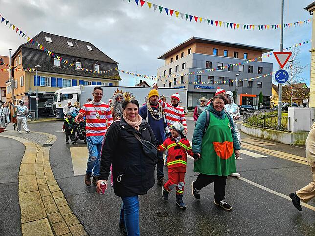 Bild 12: Schmotziger Dunschtig: Die Narren ziehen in Immenstaad durch die Straßen