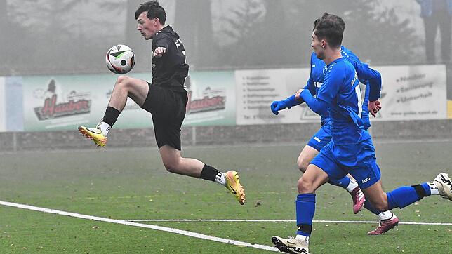 Druckblick: Ganz so dicht – wie hier auf dem Archivbild im Herbst gegen die SG Stühlingen/Weizen – war der Nebel beim FC Bergalingen am ...