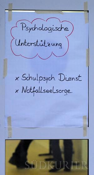 Bluttat an Schule Ein Poster weist an einer Schule nach einer Bluttat den WEg zur psychologischen Hilfe.