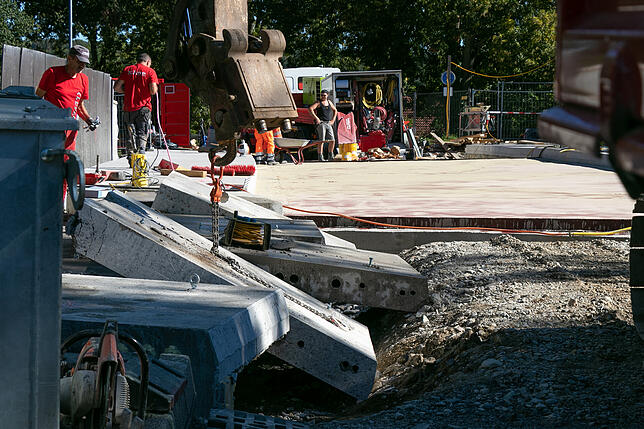 Kaum fertig und schon wieder abbruchreif: Aufgrund eines Fehlers bei der Schalung müssen die Enden der Betonkappen an der Brücke in der ...