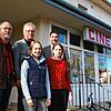 Im Oktober 2017 freuen sich Henry Probst (von links), Leopold Winterhalder, Sophia Winterhalder, Oberbürgermeister Erik Pauly und ...