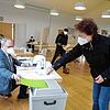 Im Singener Stadtteil Überlingen leben die fleißigsten Wähler: Ortsvorsteher Bernhard Schu?tz und Wählerin Ulrike Siebel bei der ...