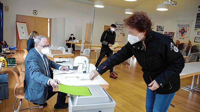 Im Singener Stadtteil Überlingen leben die fleißigsten Wähler: Ortsvorsteher Bernhard Schu?tz und Wählerin Ulrike Siebel bei der ...