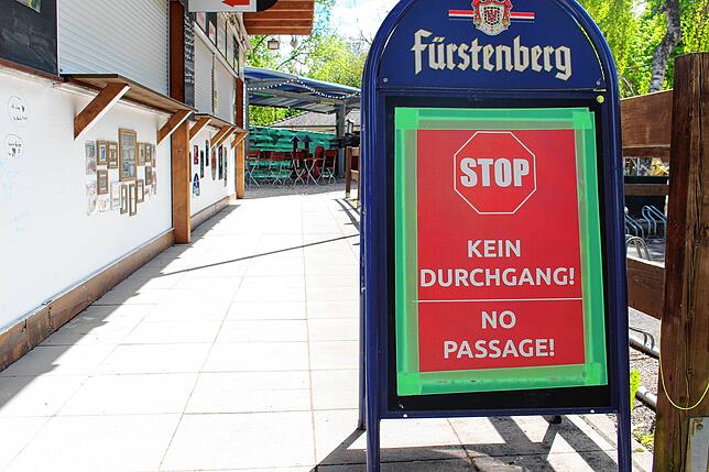 Ab hier ist Einbahnstraße. Eigens ausgewiesene Laufrouten gehören zum Hygienekonzept des Biergartens.
