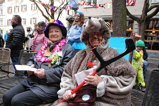 Traudl Hamm und Inge Koppenhagen freuen sich, dass sie als Gehbehinderte einen Sitzplatz beim Umzug haben.
