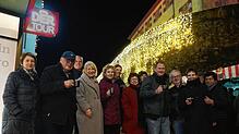Freude über das Weihnachtsstädtle: Mitglieder der Aktionsgemeinschaft Tiengen und Gäste nach dem „Anleuchten“ der Schlossmauer hinter ...