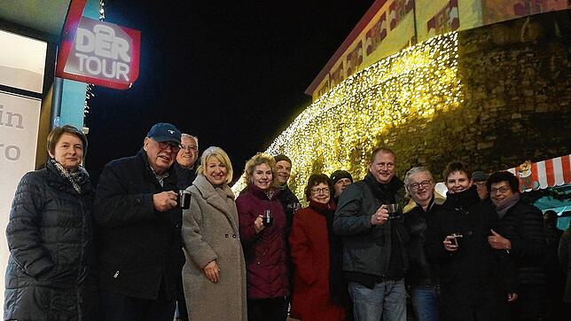 Freude über das Weihnachtsstädtle: Mitglieder der Aktionsgemeinschaft Tiengen und Gäste nach dem „Anleuchten“ der Schlossmauer hinter ...