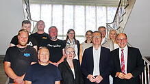 Dass der Glasvorhang jetzt im Rathaus hängt, freut OB Bernd Häusler (vorn, von rechts), Jens Heinert, Helena Vayhinger und Michael ...