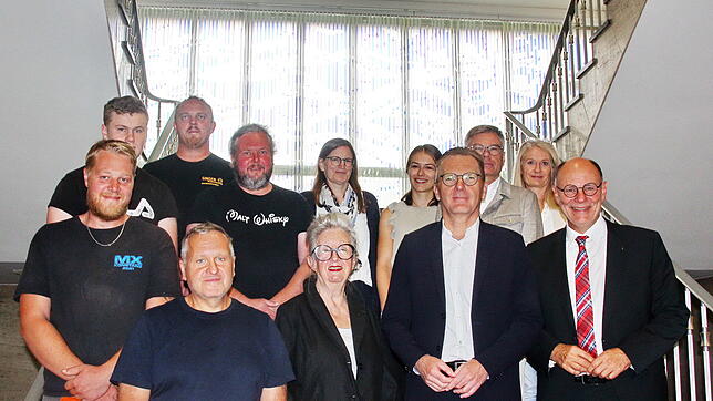 Dass der Glasvorhang jetzt im Rathaus hängt, freut OB Bernd Häusler (vorn, von rechts), Jens Heinert, Helena Vayhinger und Michael ...