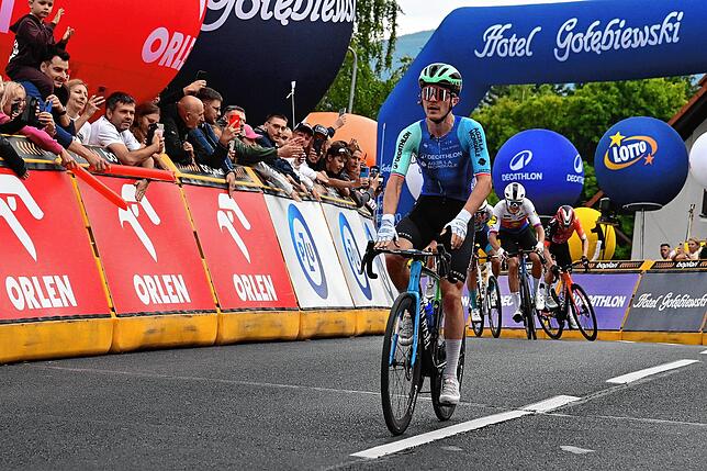 Der Franzose Paul Lapeira vom Decathlon AG2R La Mondiale Team sprintet und gewinnt die zweite Etappe dr Polen-Rundfahrt. Radsport wird ...