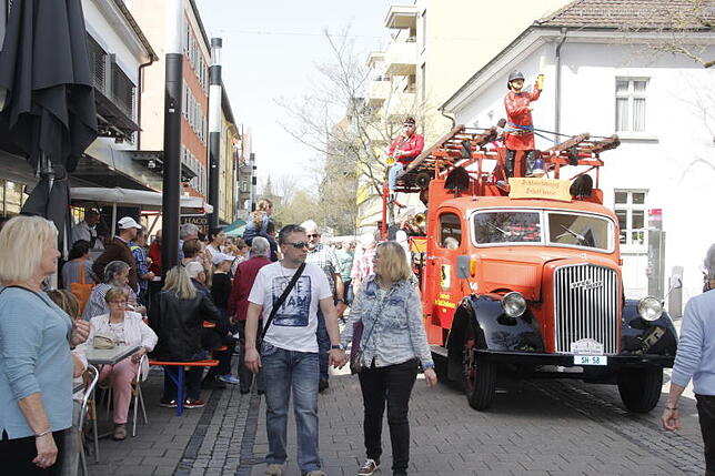 Die Feuerwehr ist da – in diesem Fall zum Glück aber nur zum Zwecke des Marketings. Das historische Fahrzeug ist gestern ein echter ...