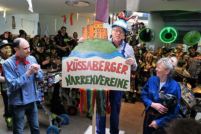 Öfter mal was Neues: Damit der Bürgermeister die nächsten Tage nicht ohne Arbeit da steht, darf er bei dem Umzug in Rechberg als ...