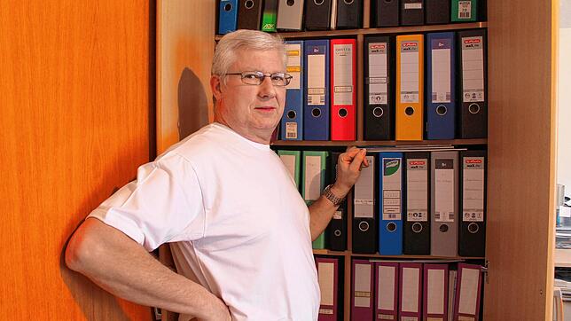 Die Ordner füllen ganze Schränke: Wolfgang Tröndle hat gut 40.000 Bilder über Murg in seinem Archiv.