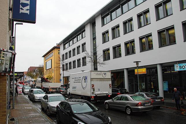 Nicht nur bei Straßensperrungen der Eckener- oder Friedrichstraße geht auf der Charlottenstraße oft nichts mehr. Ein Teil des Verkehrs ...