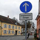 Dieses Verkehrszeichen steht in Wollmatingen an der Radolfzeller Straße kurz vor der Abzweigung nach rechts in die Kindlebildstraße. ...