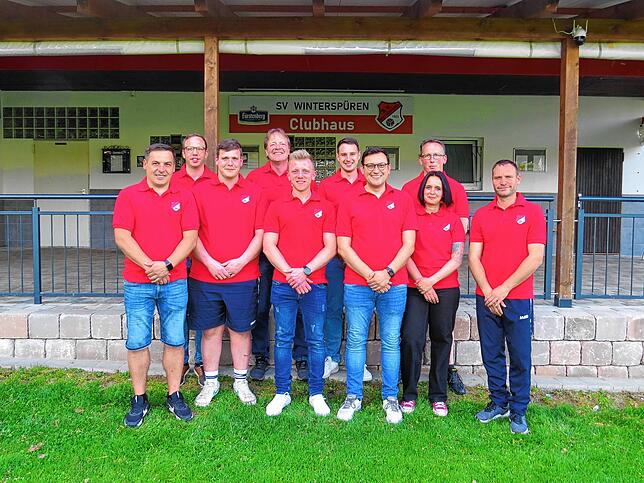 Der Vorstand des SV Winterspüren. Hinten von links: Matthias Riegger (Schriftführer), Mathias Sänger (Abteilungsleiter Tennis), Kevin ...
