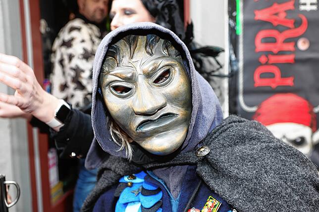 Bild 18: Buntes Treiben in den Gassen &ndash; Narren erobern bei der Straßenfastnacht die Stadt