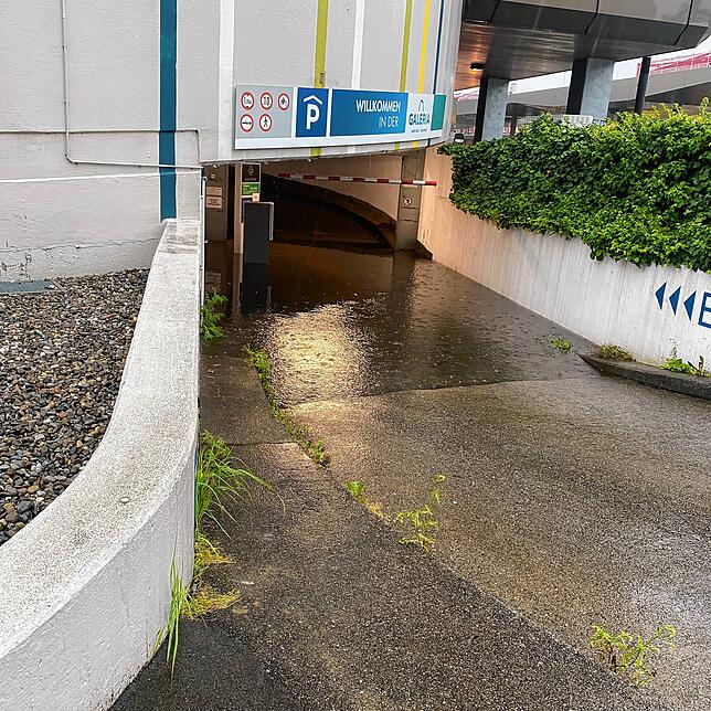 Bild 5: Heftiges Unwetter im Hegau: Auch Autos schwimmen davon!