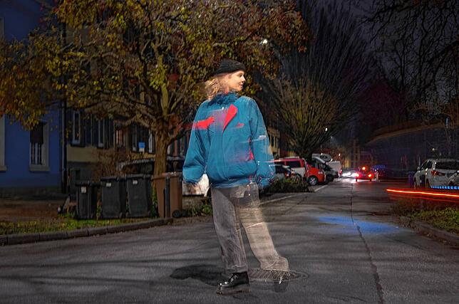 (Symbolbild) Eine junge Frau auf dem Nachhauseweg.