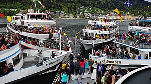 Die sechs beteiligten Schiffe bildeten bei der 52. Internationalen Flottensternfahrt einen Stern vor der Stadt Bregenz.