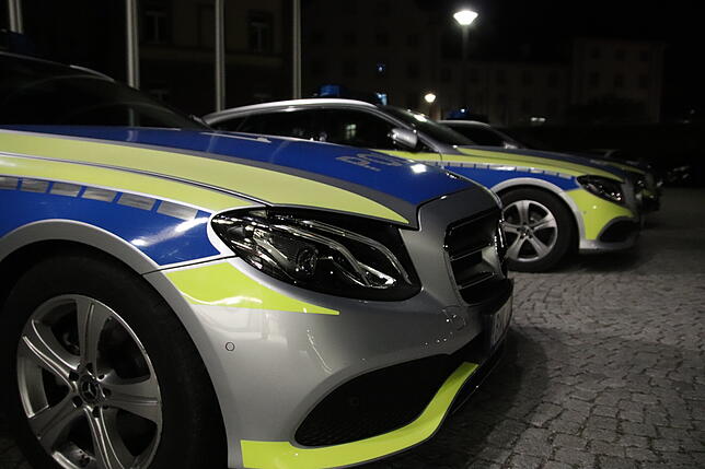 Die Polizei Konstanz ist mit Mercedes C-Klassen ausgestattet. Pro Nacht sind mindestens vier Streifenwagen im Einsatz.