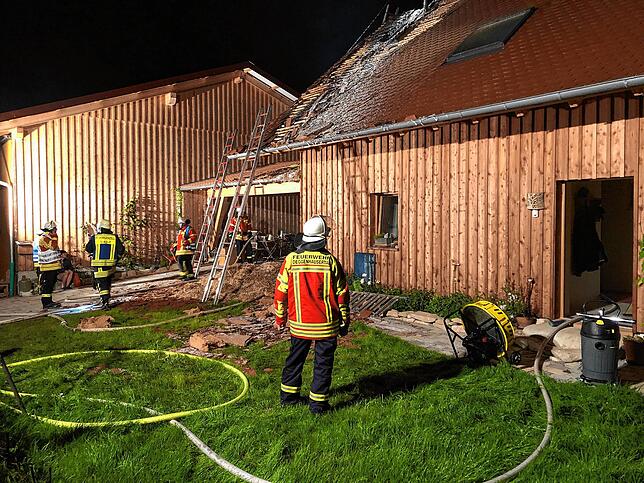 Das Haus konnte gerettet werden und sei bewohnbar, so die Feuerwehr. Dennoch entstand ein Schaden von mehreren hunderttausend Euro. Hier ...