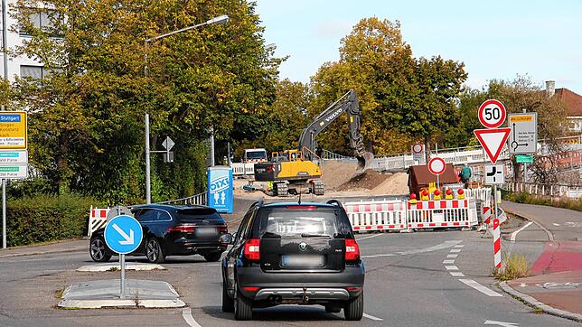 Aktuell wird der Kreisverkehr vor der Konstanzer Brücke und der Günter-Neurohr-Brücke in Richtung Mettnau saniert. Dort, wo im Bild die ...