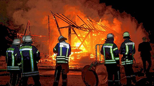In Bräunlingen geriet eine Heuscheune in Brand. Insgesamt 72 Feuerwehrleute aus der Umgebung sind im Einsatz.