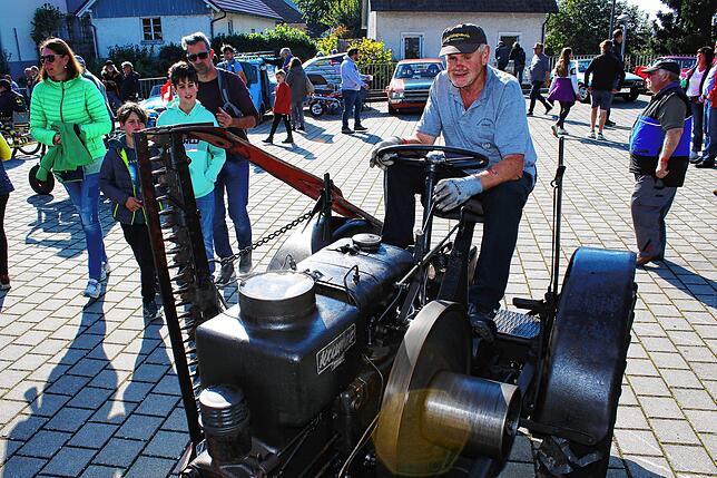 Sepp Fritzenwenger aus dem Berchtesgadener Land hatte beim Patina-Treffen am Auto- und Traktormuseum seinen Spaß mit seinen Weißwürsten, ...