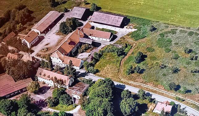 Das Storzeln der 1990er-Jahre aus der Luft betrachtet. Heute betreibt der Biolandbetrieb Hofgut Storzeln die Anlage als ...