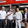 Die Schlüsselübergabe (von links): Die Kommandanten Tobias Heizmann (Maggi), Mario Dutzi (Feuerwehr Singen), Werkleiter Pascal Moser, OB ...