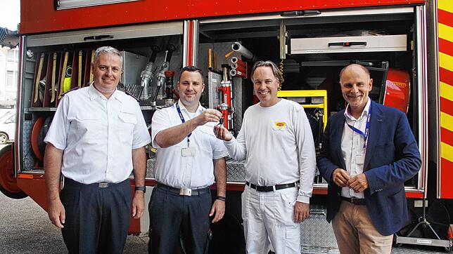 Die Schlüsselübergabe (von links): Die Kommandanten Tobias Heizmann (Maggi), Mario Dutzi (Feuerwehr Singen), Werkleiter Pascal Moser, OB ...