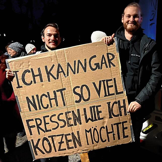 Aaron Stier (links) und Joé Speidel zitieren auf ihrem riesigen Plakat den jüischen Maler Max Liebermann.
