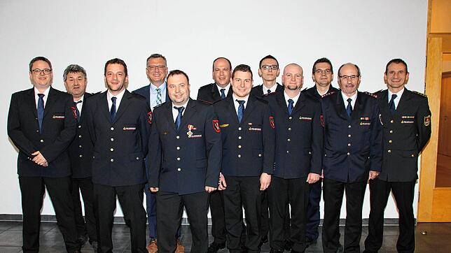 Bei der Feuerwehr von Wald gab es Ehrungen, Beförderungen und Verabschiedungen. Das Bild zeigt (v.l.) Sven Maute, Jürgen Maier, Andreas ...