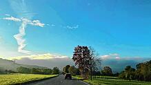 Typisch Oktober: Während über Bad Säckingen morgens noch ein dicke Hochnebeldecke hängt, hat der Möhlin-Jet weiter westlich den Himmel ...